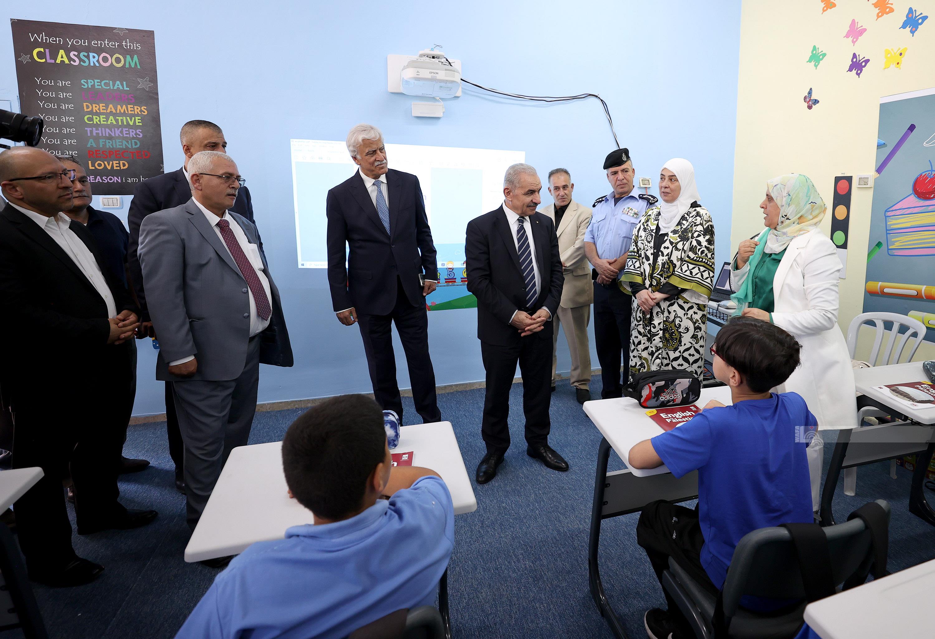 رئيس الوزراء محمد اشتية خلال افتتاحه العام الدراسي الجديد